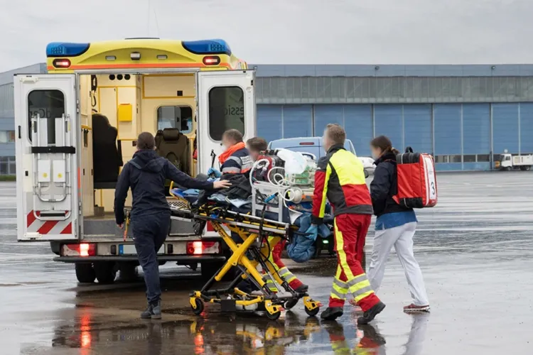 Momente dramatice pe Aeroportul Cluj! Un bărbat s-a prăbușit în stop cardio-respirator, iar mai mulți oameni au luptat să-l salveze: „Nu-l lăsați să moară”