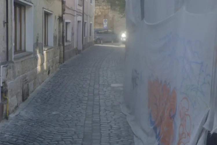 Pericol zilnic pe o stradă din Cluj-Napoca: șoferii intră pe interzis și gonesc pe lângă porțile oamenilor. Nu există trotuar, copiii ies direct în drum