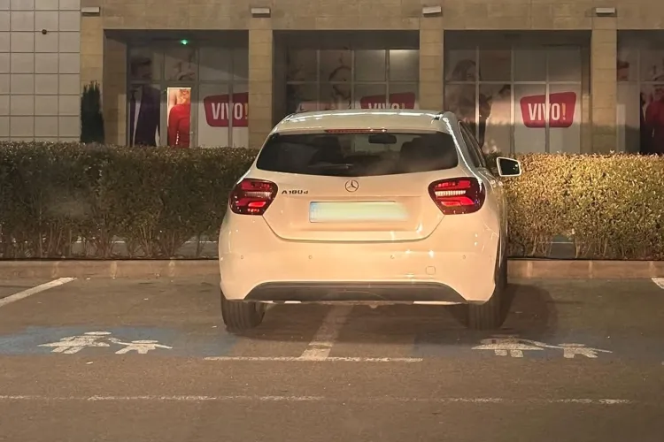 Parcare premium la Cluj! Un șofer de Mercedes a ocupat două locuri destinate părinților: „Câte un loc pentru fiecare copil”