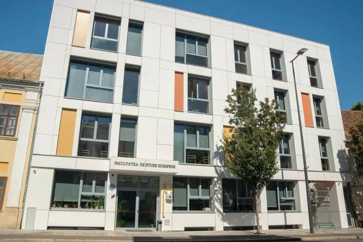 Transformare spectaculoasă în centrul Clujului! Clădirea de patrimoniu a UBB de pe Avram Iancu a fost renovată complet. Cum arată acum FOTO