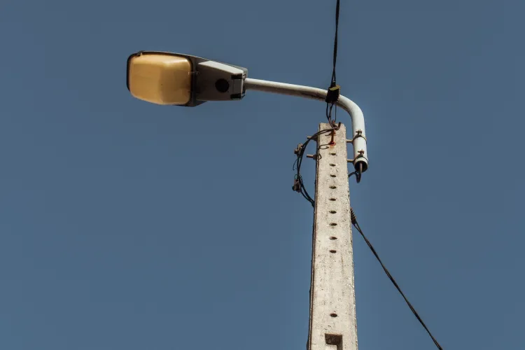 Clujenii stau în beznă pe o stradă din municipiu! Un locuitor reclamă două lămpi defecte și cere intervenția autorităților