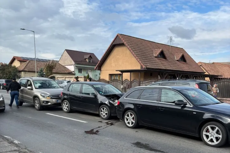 Ciocnire în lanț în Florești, la orele prânzului! Doi minori și o femeie au fost transportați la spital