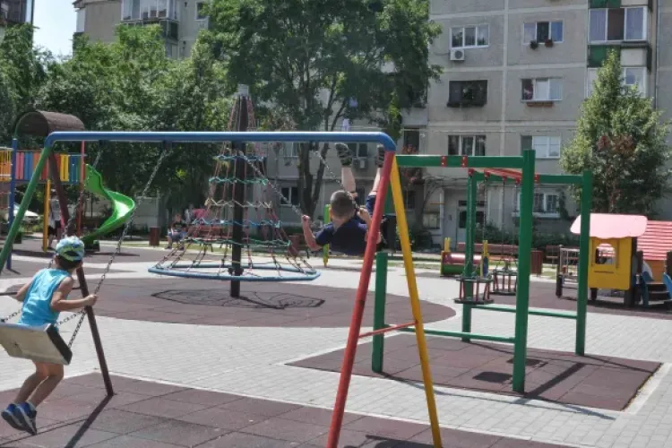 Pericol în spațiile de joacă din Cluj-Napoca? Părinții cer înlocuirea leagănelor dintr-un parc: „Există riscul de accidentare” 