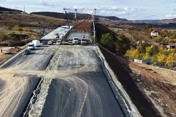 Imagini spectaculoase pe Autostrada Transilvania! A început asfaltarea pe unul dintre cele mai mari viaducte. Când va fi gata