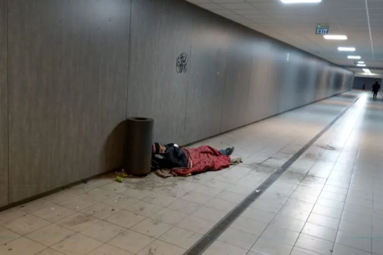 Un clujean, șocat de ce a găsit în zona Gării din Cluj-Napoca: Mizerie, mirosuri pestilențiale și persoane fără adăpost. „Era Bangladesh”