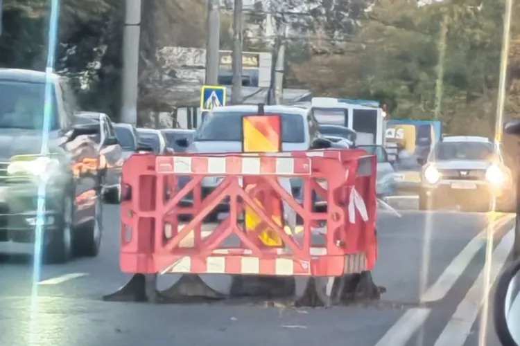 Groapa din asfalt neastupată de luni de zile care le face zile „negre” clujenilor din Mănăștur: Nimeni nu știe când va fi astupată. „E ridicol deja”