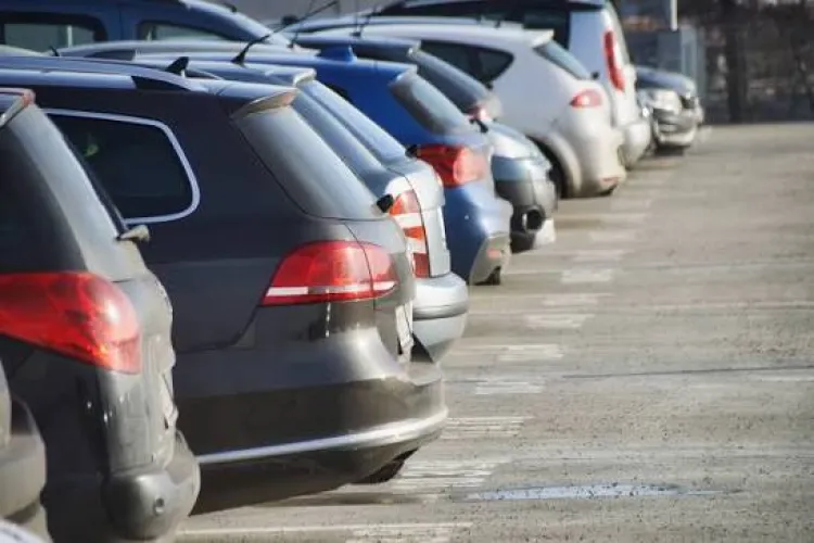 Probleme cu parcarea în Cluj! Un șofer cere hașurarea asfaltului de lângă locul său, după ce alții parchează peste linia de delimitare