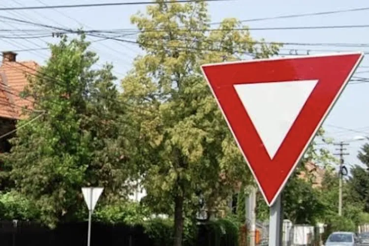 Încurcătură la intrarea în parcarea Sigma! Un indicator „Cedează trecerea” rămas din vechea configurație îl bagă în ceață pe un șofer: „E uitat acolo?”