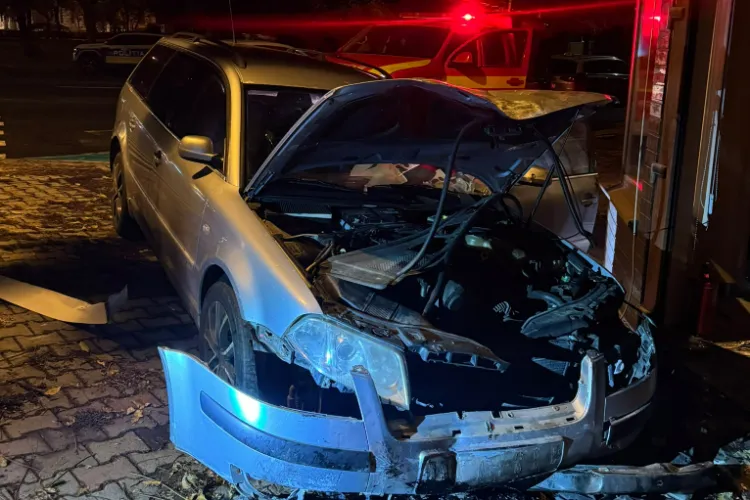 Accident ca-n filme: Doi clujeni au intrat cu mașina în clădirea Centrului Turistic din Dej, apoi au fugit de la locul accidentului. Poliția îi caută