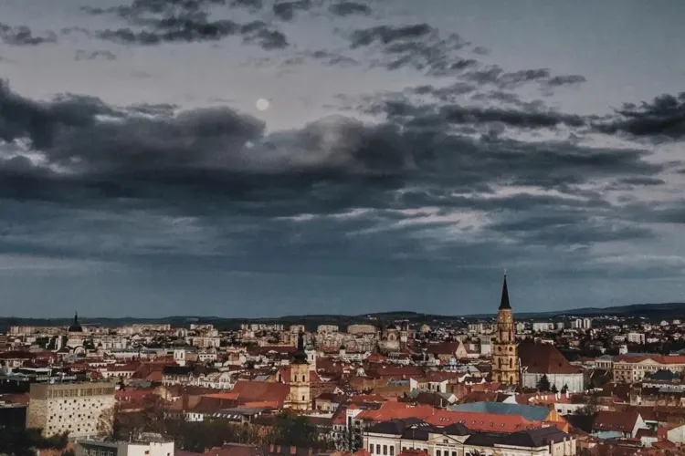 Vreme rece și cer înnorat la Cluj-Napoca! Temperaturile nu trec de 12 grade joi, iar meteorologii anunță un weekend cu mulți nori