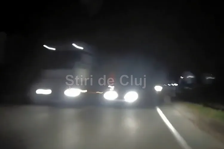 VIDEO. Șofer „criminal” la Cluj! A depășit un TIR și era să-i trimită pe toți în rai: „M-a scos complet de pe carosabil. Noroc că sunt profesionist”