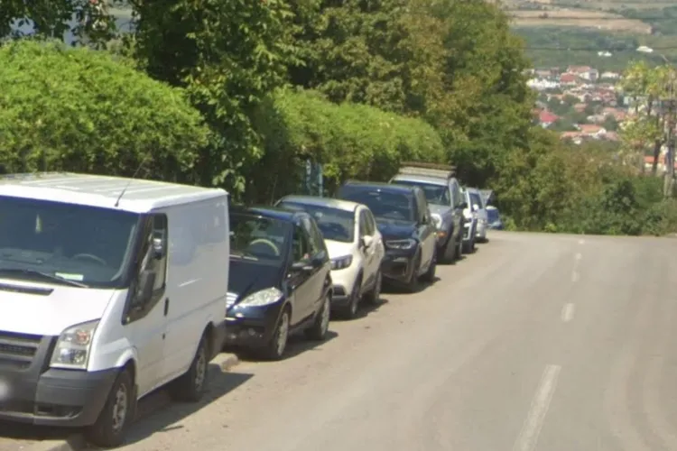 Haos în trafic pe o stradă din Cluj-Napoca! Mașinile parcate neregulamentar blochează circulația, iar șoferii ajung să meargă zeci de metri pe contrasens