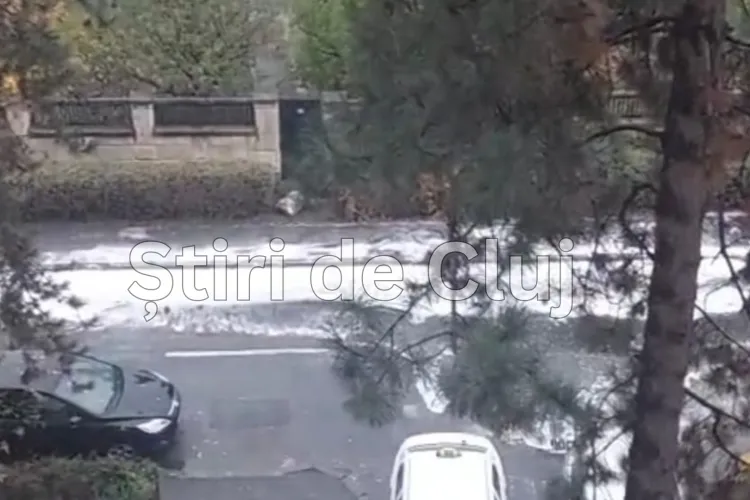 VIDEO. Canalizările de pe stradă din Cluj au refulat după câteva minute de ploaie! O spumă albă a apărut pe carosabil