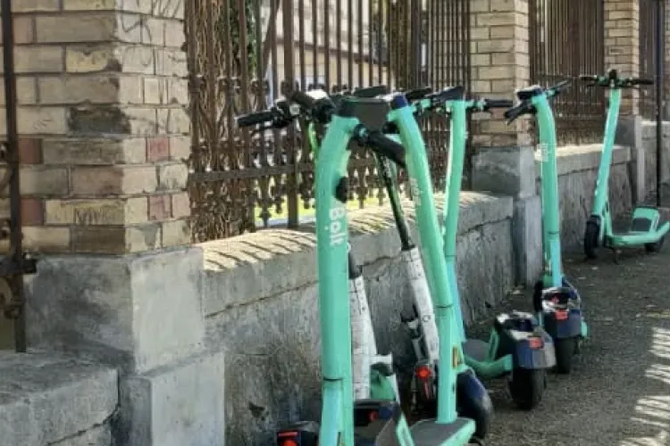 Trotinete ridicate pe bandă rulantă în Cluj-Napoca: peste 600.000 de lei din taxe și amenzi în nouă luni. Bolt și Lime plătesc doar 255.000 de lei pe an