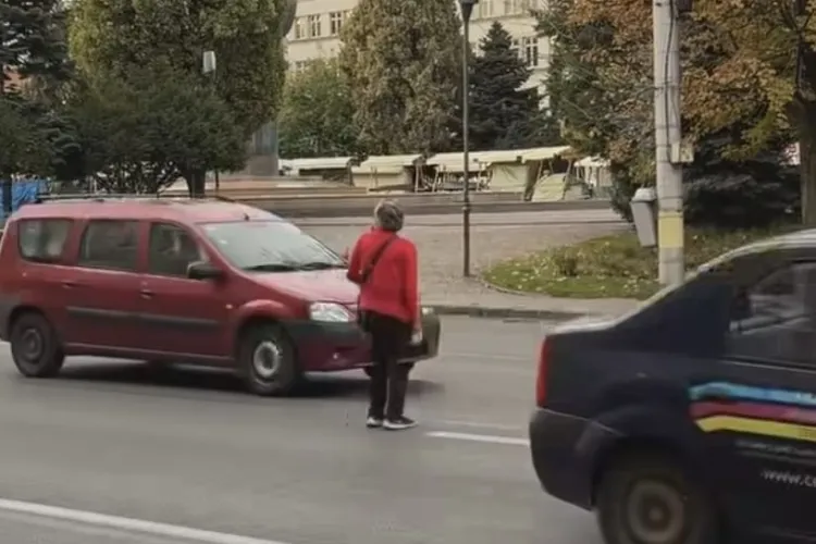 VIDEO. A rămas în mijlocul drumului, printre mașini! Cum a fost surprinsă o pensionară traversând în centrul Clujului
