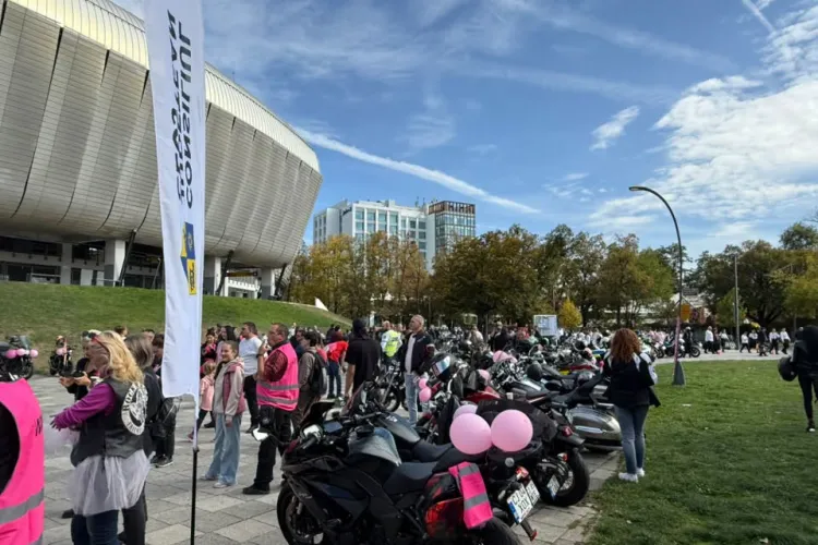 Parada moto cu o misiune specială a strâns privirile la Cluj-Napoca! Pink Ride 2026, evenimentul dedicat femeilor care luptă cu cancerul de sân