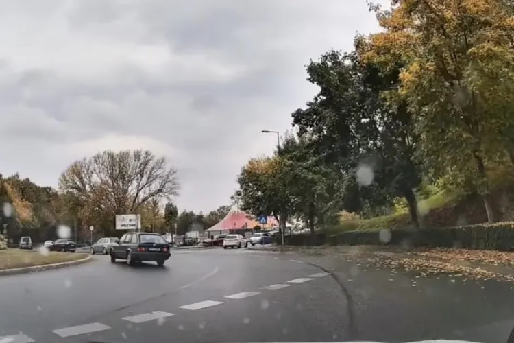 VIDEO. Drift periculos într-un sens giratoriu din Cluj-Napoca! Un șofer a făcut o manevră riscantă pe asfaltul ud