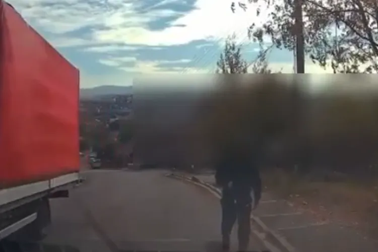 VIDEO. Cu ochii în telefon, la un pas să fie spulberat de o mașină în Cluj-Napoca. Un adolescent, salvat de vigilența unui șofer 