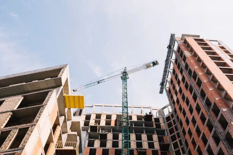 Ce se întâmplă în construcții? Volumul lucrărilor a sărit cu peste 40% într-o singură lună, iar locuințele trag tot sectorul în sus
