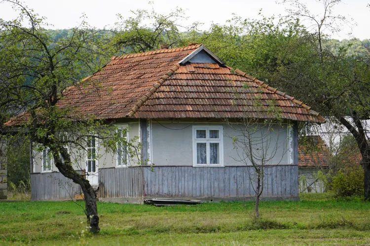 Ce construcții poți ridica în propria curte de la țară fără să ai autorizație. Noua lege schimbă regulile pentru proprietarii din mediul rural