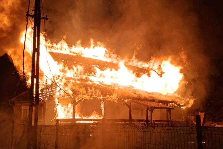 Incendiu puternic în Cluj! O casă a fost cuprinsă de flăcări în toiul nopții! Pompierii s-au luptat cu flăcările 