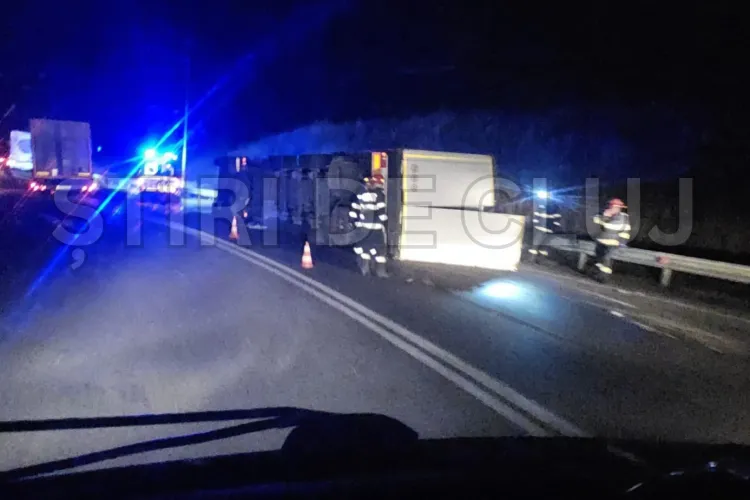 VIDEO. Scene șocante la un accident în Cluj unde un camion s-a răsturant! Șoferul a fost preluat de SMURD: Intervenția este în derulare