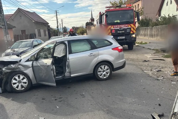 Accident în Cluj! O femeie și un băiat de 18 ani au fost transportați de urgență la spital. A intervenit descarcerarea