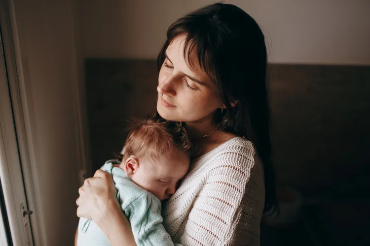 Mamele se pot pensiona mai devreme! Cu câți ani scade vârsta de pensionare în funcție de numărul copiilor