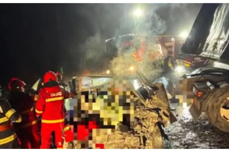 Tragedie fără margini! O femeie de 48 de ani a murit după ce mașina sa s-a izbit de un camion. Pompierii au intervenit de urgență 