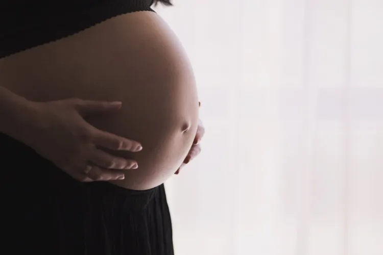 Vești importante pentru femeile însărcinate din România! Viitoarele mame ar putea avea dreptul să nască alături de o persoană aleasă de ele