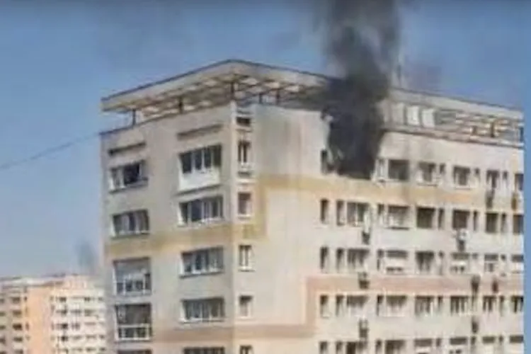 Incendiu într-un bloc din Turda, podul clădirii a fost cuprins de flăcări! Zece clujeni au fost evacuați din clădire: Pompierii au intervenit de urgență