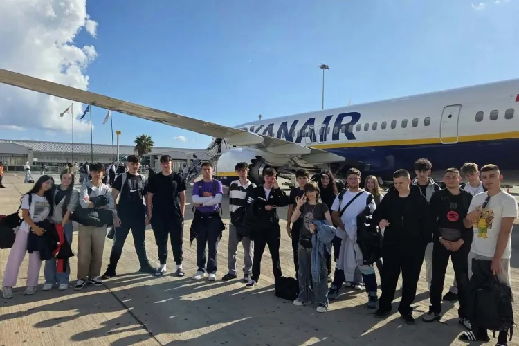 Experiență de vis pentru 19 elevi din Turda. Adolescenții au plecat în Cipru și vor petrece două săptămâni într-un resort de patru stele