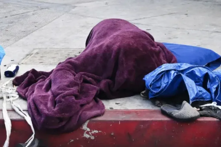 Caz social semnalat în Cluj-Napoca! O femeie ar fi rămas fără locuință și doarme pe stradă
