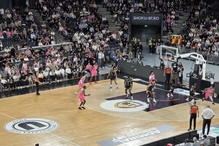Dezamăgire pentru fanii baschetului clujean! U-BT Cluj a pierdut pe teren propriu în fața lui Dubai Basketball, după un meci strâns