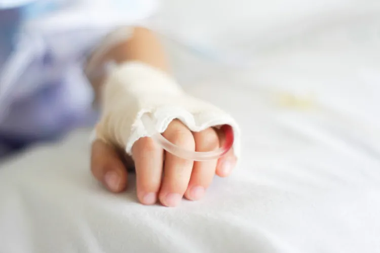 O fetiță de doar 9 ani cu dureri trimisă acasă de la urgențe cu un Nurofen! Spitalul a amânat-o încă o săptămână: „Vă bateți joc de copilași!”