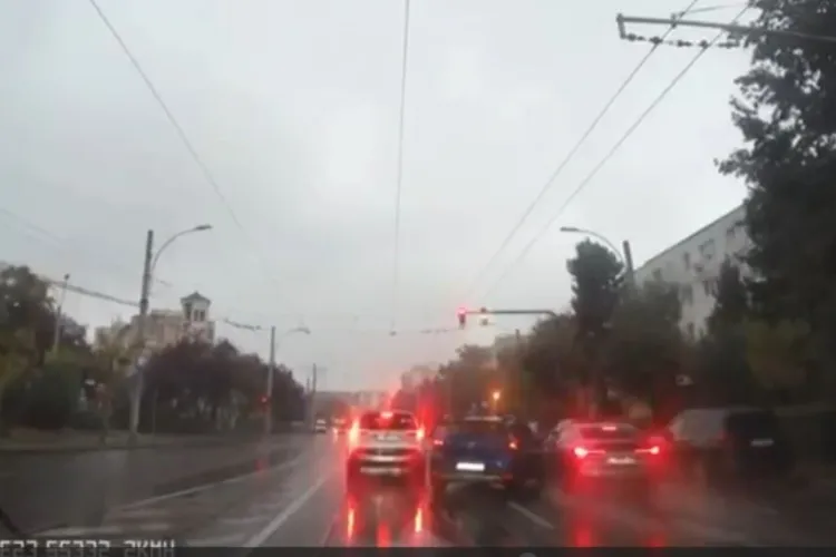 VIDEO. Accident filmat LIVE în Cluj-Napoca. Un șofer îi taie calea unui vitezoman care forța „verde” la semafor