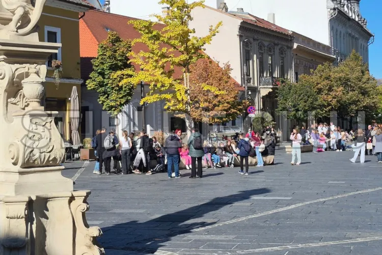 EXCLUSIV VIDEO. Alertă cu bombă la Liceul Báthory din Cluj-Napoca! Elevii și profesorii, scoși de urgență din clădire: „A zis ca este o bombă în clădire!”