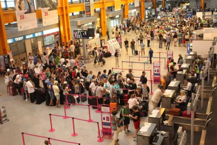 Vești importante pentru românii care călătoresc cu avionul! UE schimbă regulile din 2027. În ce situații poți primi banii înapoi și ce drepturi vei avea