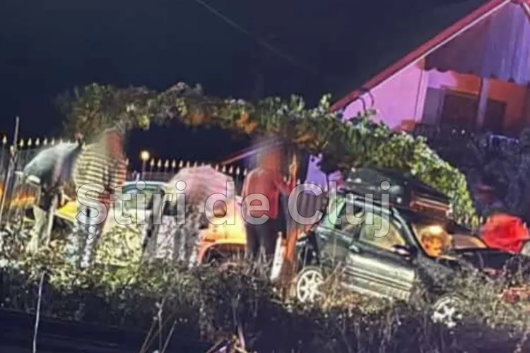 Trafic blocat într-o comună din Cluj, după un accident cu trei vehicule! Patru femei primesc îngrijiri medicale