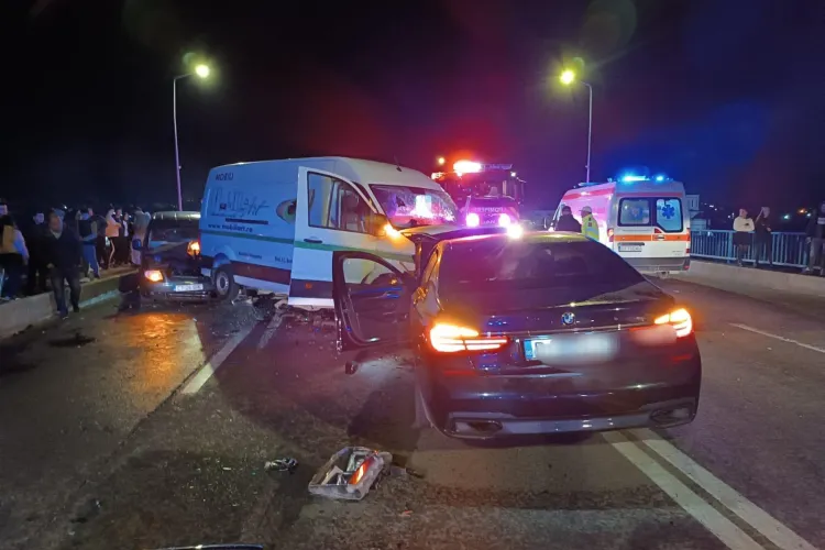 Accident grav în Cluj! Două autoturisme și un autocamion s-au ciocnit. Patru femei primesc îngrijiri medicale