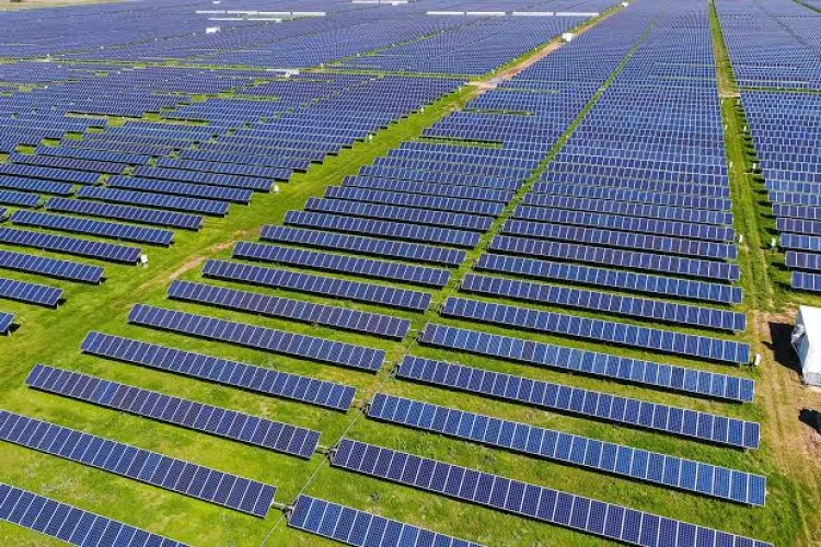 Iluminatul public din Cluj-Napoca trece parțial pe energie solară! Consilierii au aprobat azi două centrale cu baterii. Cât plătește orașul pentru proiect