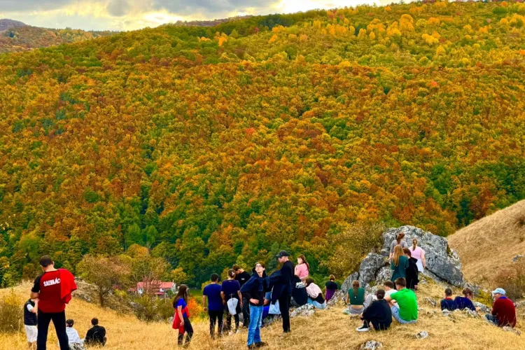 Peste 60 de elevi, voluntari și salvamontiști din Cluj au participat la o tabără specială: Cățărat, tiroliană, drumeții și seri de muzică folk în jurul foc