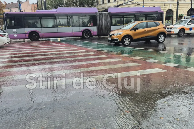 Probleme în centrul Clujului după o ploaie de scurtă durată! O trecere de pietoni s-a umplut de apă, iar pietonii au fost nevoiți să găsească alte soluții