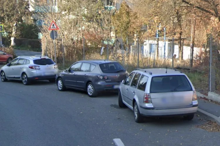 Coșmar zilnic în Cluj-Napoca! Părinții parchează în fața școlii și blochează toată strada: „Nu poți intra și nu poți ieși de pe stradă din cauza mașinilor”