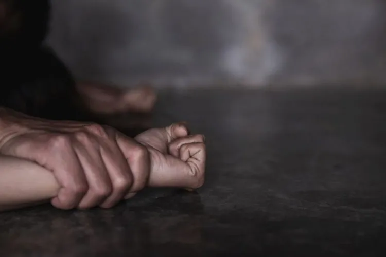 O minoră de 13 ani, abuzată de tatăl ei în Cluj. Bărbatul a dus-o pe un câmp și a profitat că suferă de retard intelectual