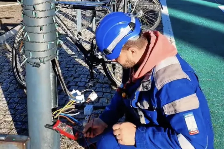 VIDEO. Spiritul sărbătorilor ajunge în Cluj mai devreme decât credeți! Electricienii testează deja rețeaua care va alimenta luminile de Crăciun din centru