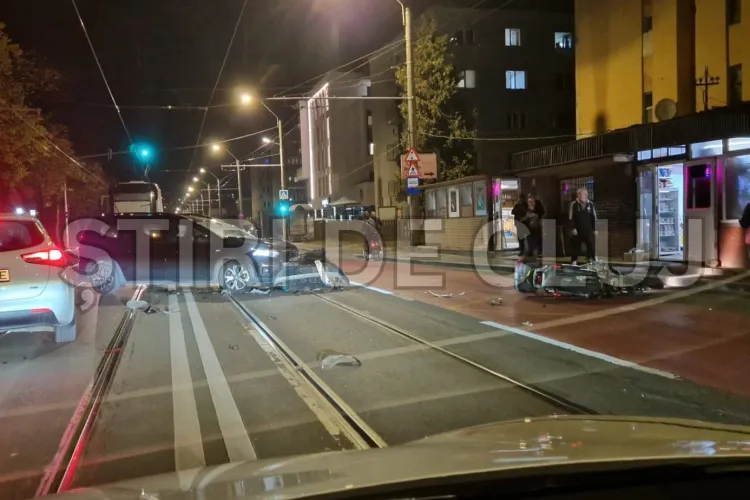 Accident grav în Cluj-Napoca! O persoană a fost rănită în urma unui impact violent între o mașină și o motocicletă: Autoritățiile intervin chiar acum