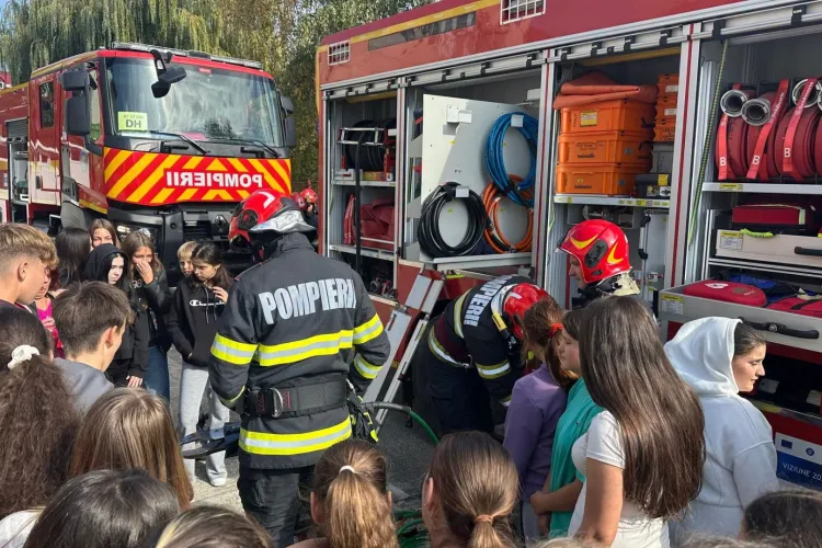 Cum se pot salva în caz de urgență? Elevii din școlile din Cluj au participat la exerciții de evacuare și au învățat reguli care le pot salva viața
