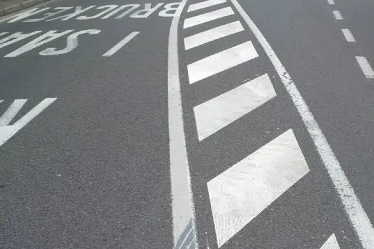 Capcană pentru șoferii clujeni! Șoferii nu știu dacă pot face dreapta de pe o bandă: „Ar trebui retrasate benzile, că există probleme zilnic!”