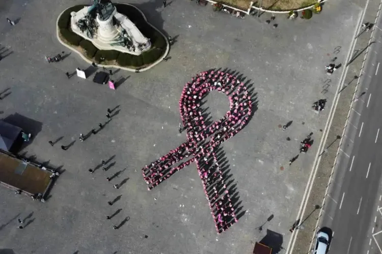 VIDEO. Piața Unirii din Cluj s-a colorat în roz! Sute de clujeni, pacienți oncologici, medici și voluntari s-au unit pentru a face o panglică gigantică